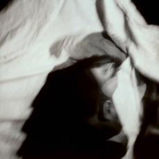 Autoportrait, couché, tirage, sténopé, 1999.